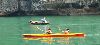 halong-valetine-cruise-kayak